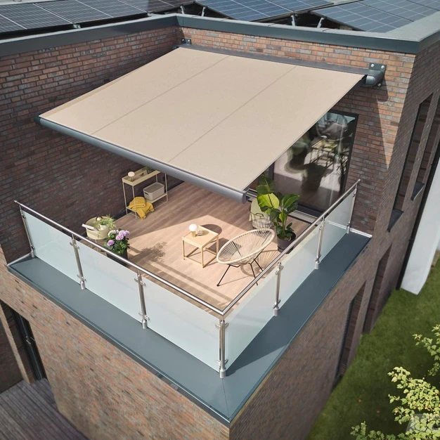 Geräumige Dachterrasse mit Markise Außenmöbeln und Pflanzen für modernen Wohnkomfort