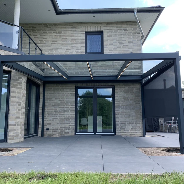 Modernes Steingebäude mit großem schwarzen Überdachungspavillon und elegantem Eingangsbereich