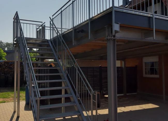Metalltreppe zu einem Balkon Teil eines modernen Gebäudekomplexes mit Geländer
