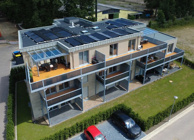 Zeitgenössisches solar-ausgestattetes Haus mit weitläufigen Terrassen und modernen Glasbalkonen