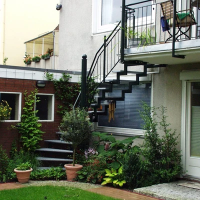 Architektur mit Treppe, Blumen und Pflanzen im Erdgeschoss