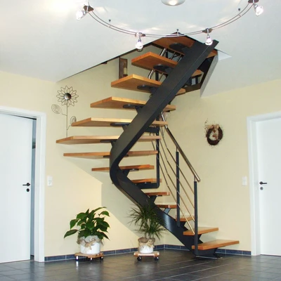 Schwarze freitragende Treppe in modernem, hellem Innenraum