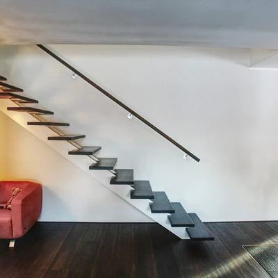 Fließende Treppe in modernem Innenraumdesign mit Handlauf