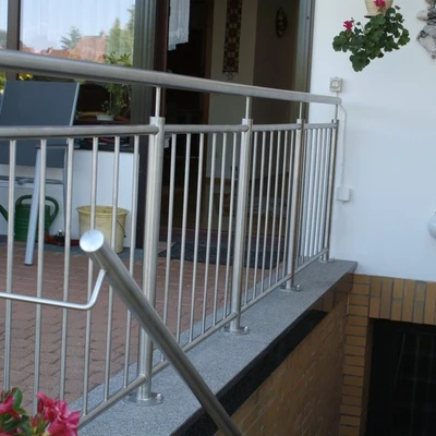 Metallgeländer an einer Treppe mit Blick auf den Balkon