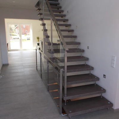Modernes, elegantes Treppenhaus mit Glasgeländer und Stufen