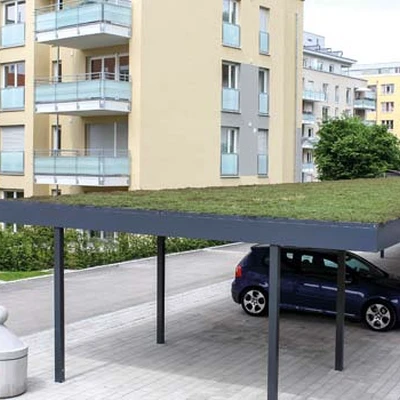 Moderne Architektur mit begrüntem Parkplatz und geparktem Auto