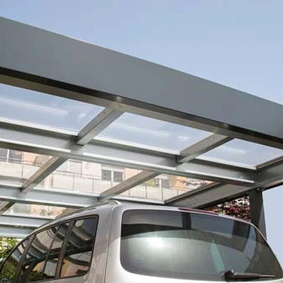 Transparentes Dach und Van vor urbanem Hintergrund