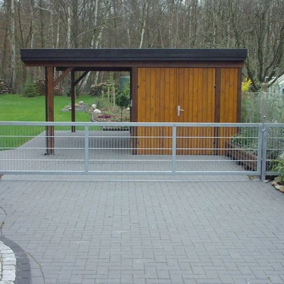 Holz-Pavillon und Terrasse inmitten von Bäumen