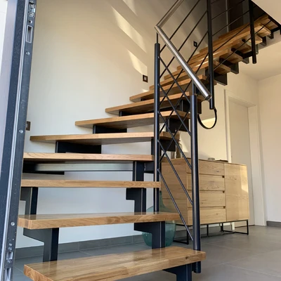 Holztreppe mit modernem Design und Schrank im Hintergrund