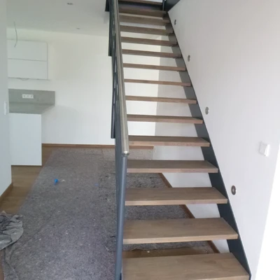 Moderne Holztreppe in weißem Flur, minimalistisches Design