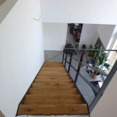 Holztreppenanlage mit Geländer in modernen Innenraum