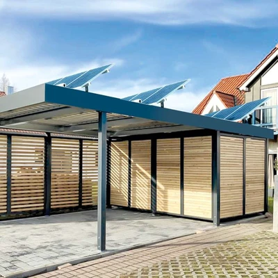 Solarcarport mit Paneelen und Holzverkleidung an modernen Häusern