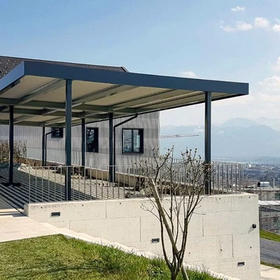 Modernes Gebäude mit Panorama-Blick auf die Stadt