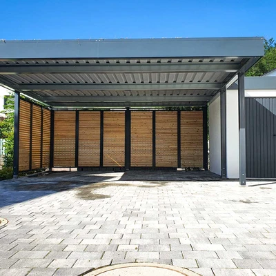 Überdachter Eingangsbereich mit Holzverkleidung und Pflaster