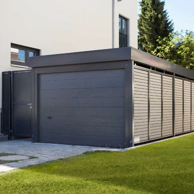Modernes Gartenhaus neben Hausfassade mit Garagentor