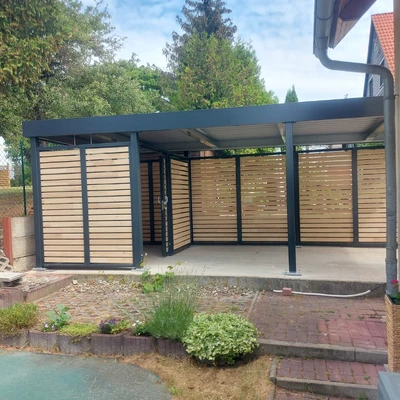 Überdachtes Carport mit Holzlattung, modernes Zuhause