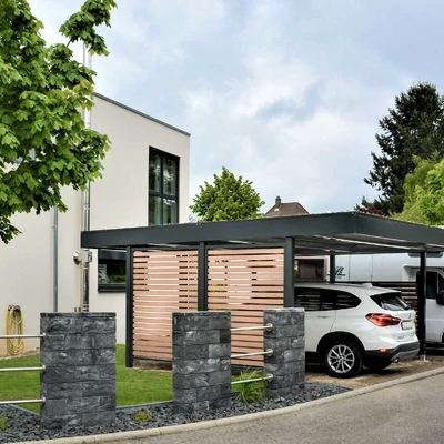 Carport vor modernem Haus: Parkraum und architektonisches Design