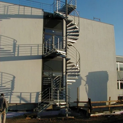 Außentreppe an modernes, helles Gebäude im Bau
