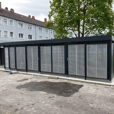Moderne, geschlossene Stände vor altbäuerlichem Hintergrund