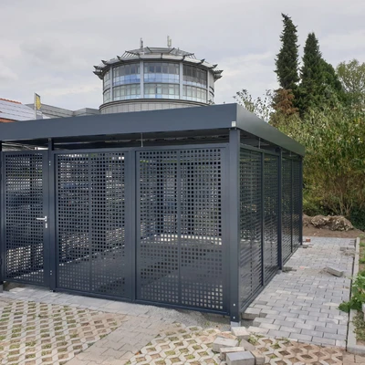 Modernes, geschlossenes Outdoor-Schaufenster vor historischem Gebäude
