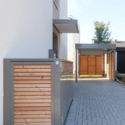 Moderne Architektur: Garage, Carport und Wohnhäuserfassade