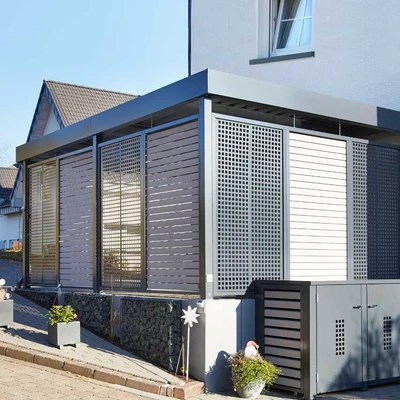Modernes Haus mit horizontalen Sonnenschutz-Lamellen