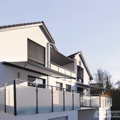 Modernes Haus mit Terrassen und klaren Linien