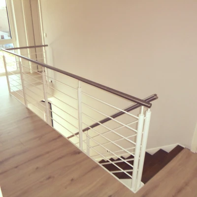 Metall-Treppengeländer in modernem, minimalistischem Stil