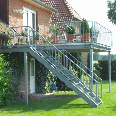 Gerüst und Treppe zu einem erhöhten Wohnbereich an einem Haus