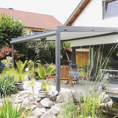 Überdachter Außenwohbereich mit Möbeln und Gartenblick