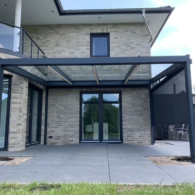 Modernes Haus mit Überdache und Glasstruktur