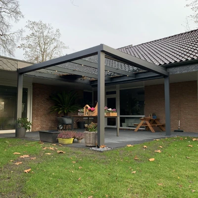 Überdachter Patio und Terrasse mit Gartenmöbeln und Pflanzen