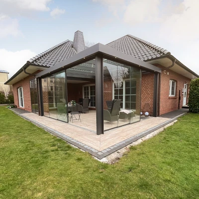 Neues Haus mit modernem Glas-Wintergarten und Garten