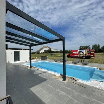 Überdachter Poolbereich mit modernem Design und Außenanlage