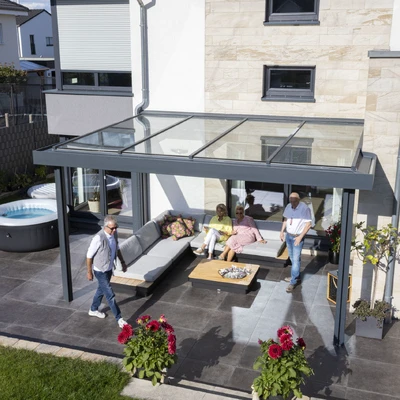 Moderne Terrasse mit Glasdach und entspannten Personen