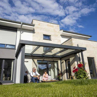 Architektur und Gemütlichkeit: Familie vor modernem Haus