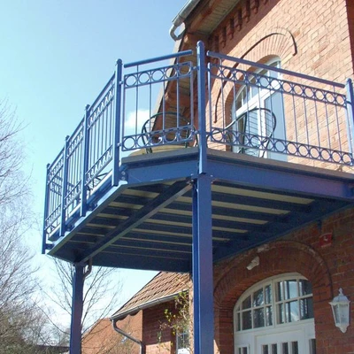 Blauer Balkon an historischem Backsteingebäude unter blauem Himmel
