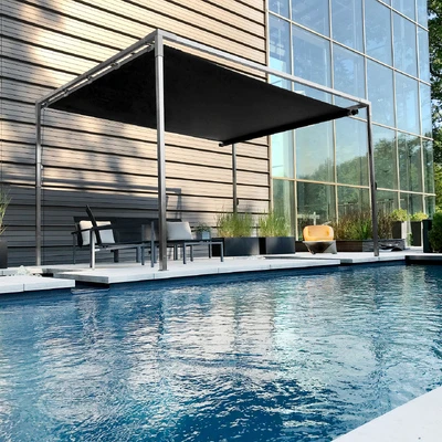 Überdachter Lounge-Bereich an einem modernen Poolresort