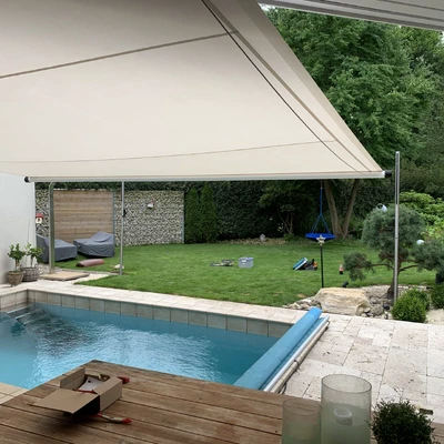 Überdachter Poolbereich mit Rasen und Waldhintergrund im Sommer
