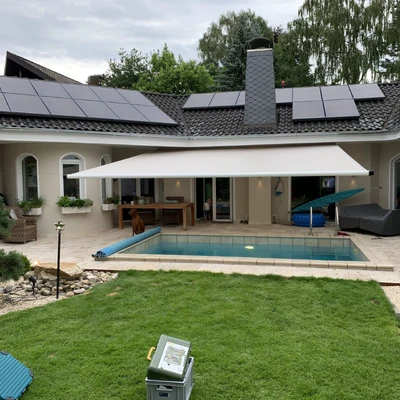 Modernes Haus mit Solaranlagen und Pool im Garten