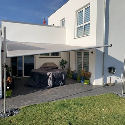 Modernes Wohnhaus mit Terrasse und Sonnensegel