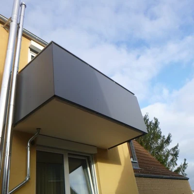 Modernes Dachgeschoss mit Flachdach und Fenster