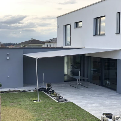 Modernes Haus mit Pergola und gepflegtem Garten