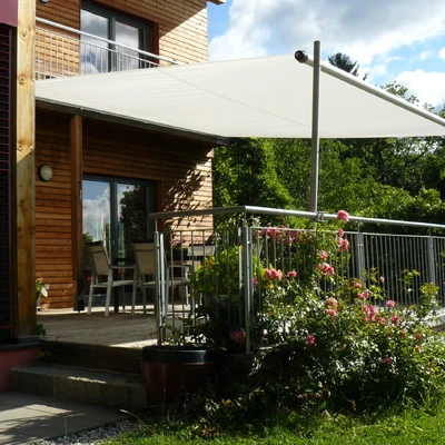 Markis und Terrasse bei einem modernen Holzhauseingang