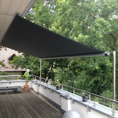 Schattenspendende Markise auf einem Balkon mit Blick auf Bäume