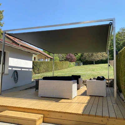 Überdachter Terrassenbereich mit Markise und Sitzgruppe