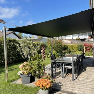 Sonnenterrasse mit Sonnensegel und Essplatzmöbeln