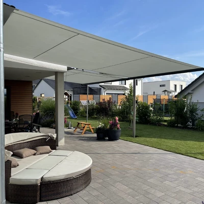 Terrasse unter Überdachung mit gemütlichem Outdoor-Bereich