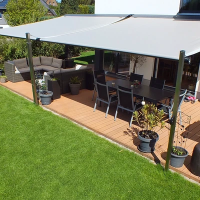Überdachter Gartenbereich mit Möbeln und Holzboden