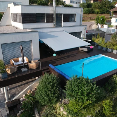 Moderne Villa mit Pool und Garten in mediterraner Umgebung